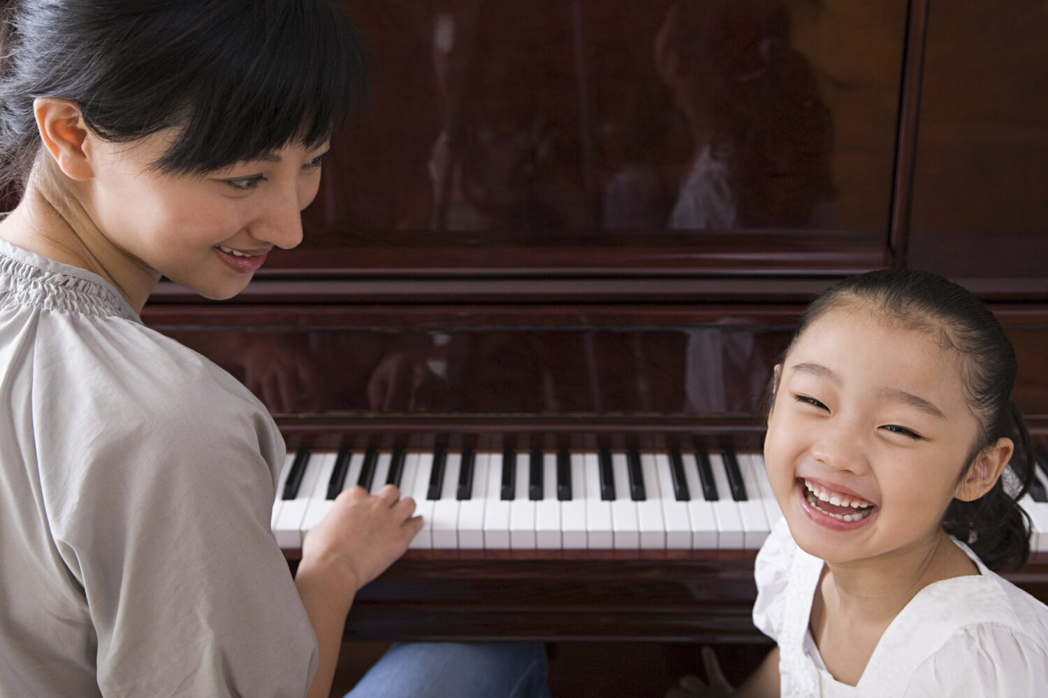 Ideas for an easy Singing Time without a Pianist! Have you ever had a last minute cancellation from your pianist and wondered what to do? Here are 6 easy ideas to help you have a wonderful singing time, even without the help of a piano accompaniment. 