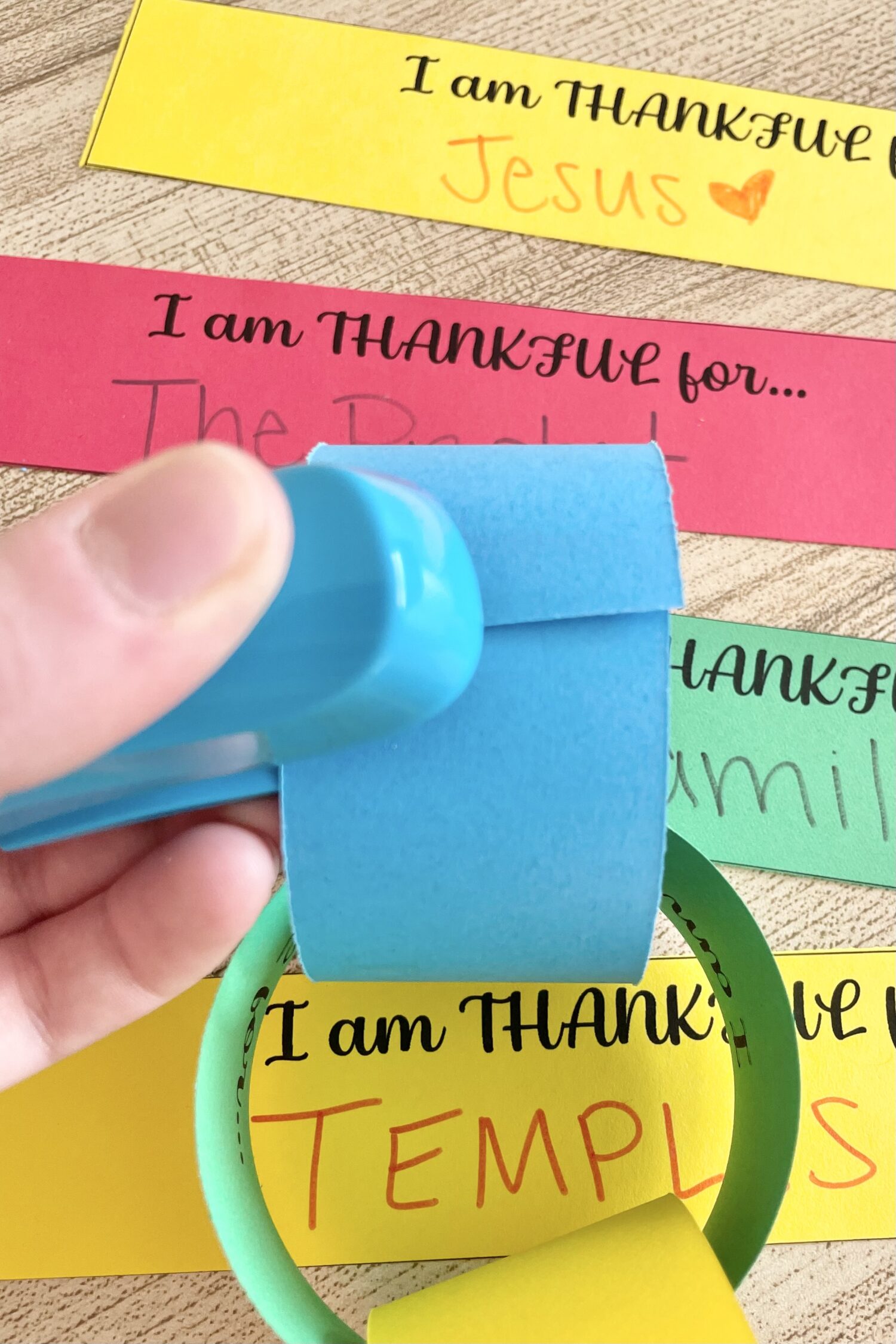 Thanksgiving Thankful Chain - Create a Thankful Chain with paper chains in singing time and share what you're thankful for with this fall activity for LDS Primary Music Leaders.