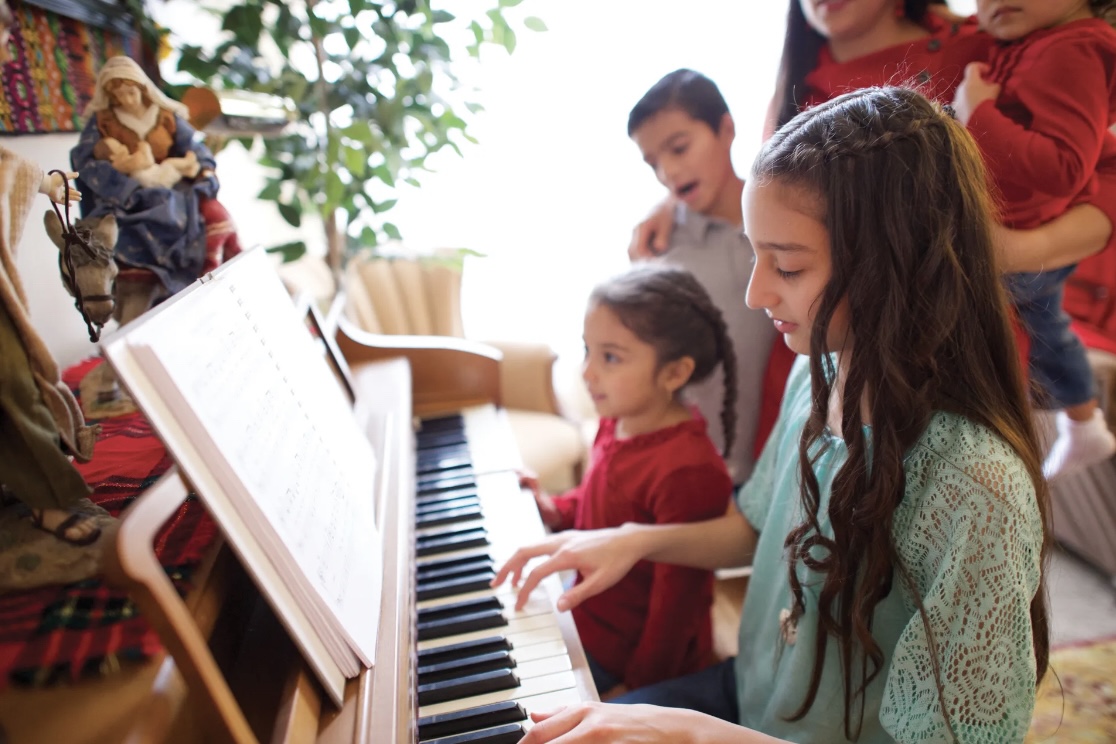 Christmas Karaoke Caroling - Use this fun Christmas singing time idea and sing familiar carols as a primary with song helps for LDS Primary Music Leaders.